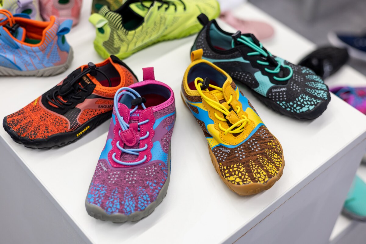 Colourful barefoot trainers displayed on a table, photo by Messe Offenbach / Esra Klein