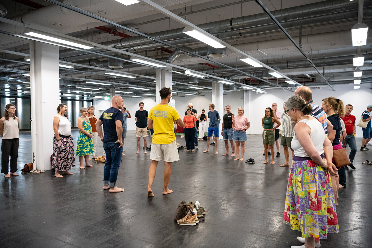 Participants taking part in a group movement workshop in the hall, photo by Messe Offenbach / Laura Brichta